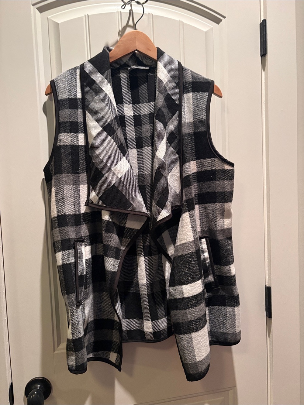 Plaid Open-Front Sleeveless Vest - Black & White